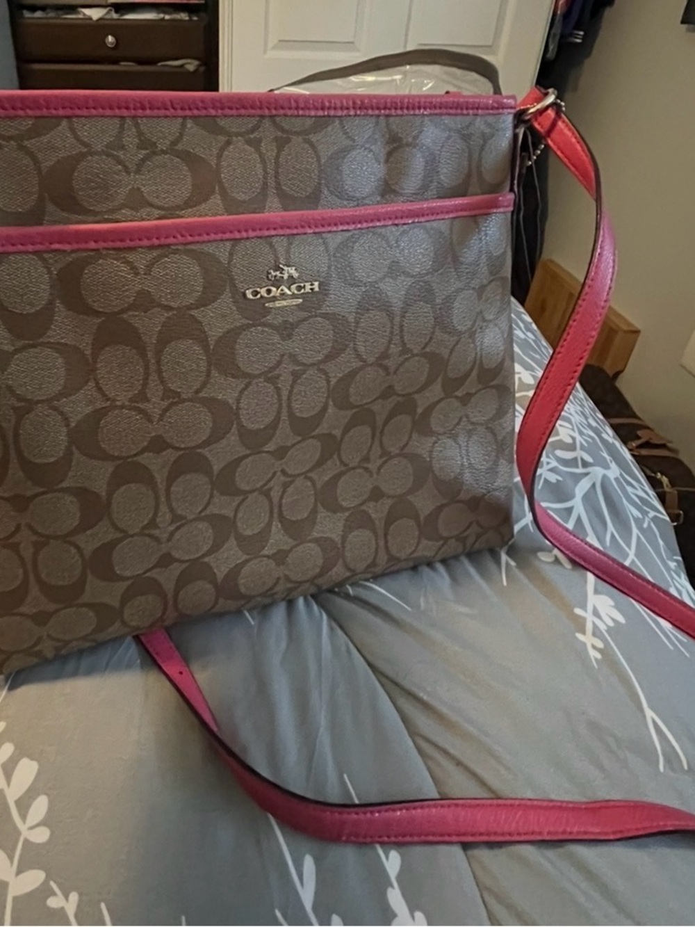 Coach Brown Signature Crossbody with Pink Trim like new - Picture 9 of 10
